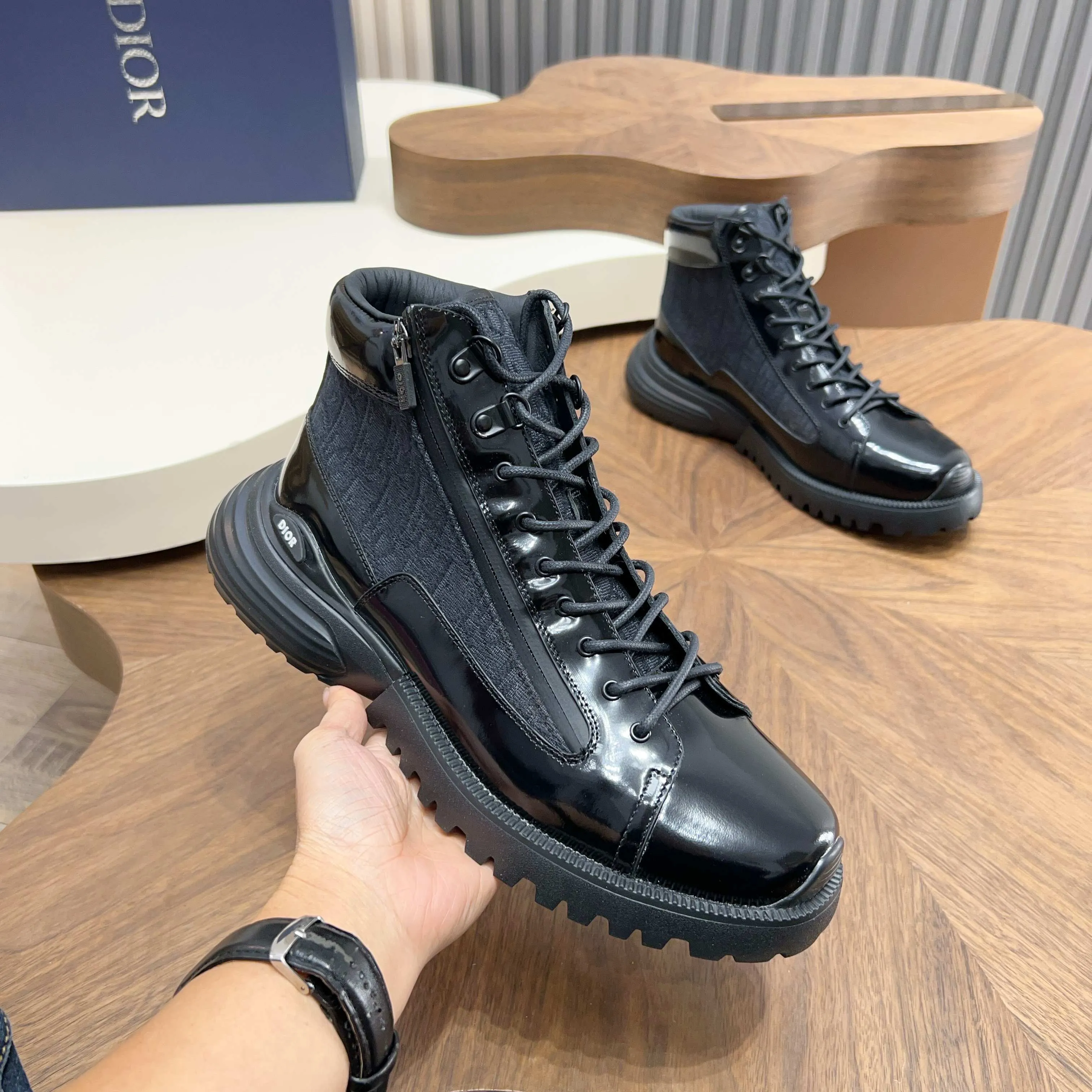 💰860 Dio* - Dior's autumn and winter luxury men's mid-top short boots, purely handmade, both inside and outside are imported first-layer cowhide, high-end quality and exquisite craftsmanship. Original TPU combination outsole. Wear a noble gentleman's taste. The best last type has been carefully debugged. 100% comfort. Size: 38-44 (38-45 can be customized)